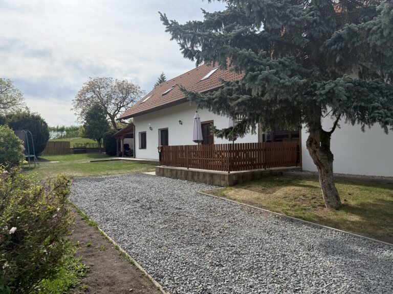 Trávník před chalupou se vzrostlým stromem