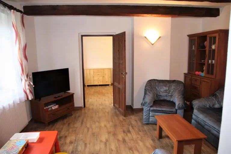 Obývací pokoj s televizí a knihovnou